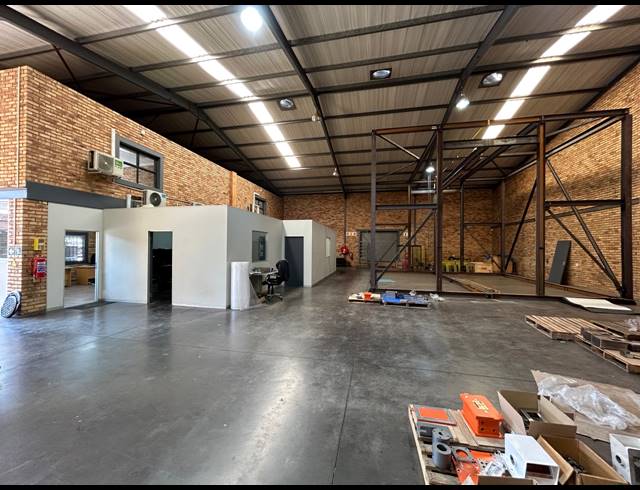 600M² WAREHOUSE TO LET IN BRENTWOOD PARK